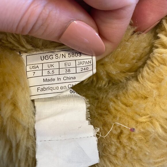 UGG Baily Button Sand-Tan Color Fur Lined Boots Genuine Leather Size 7 - Picture 9 of 9